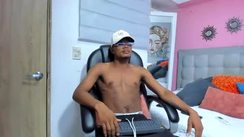 Snapshot of jeikon_black19 chatting on 07-12-26, 07:38 jeikon_black19 online show from 07-12-26, 07:38