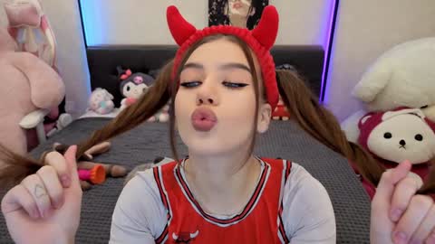 Snapshot of jenie_fire chatting on 11-26-25, 01:34 Dolly online show from 11-26-25, 01:34