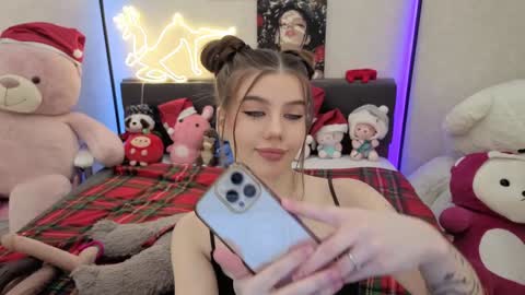 Snapshot of jenie_fire chatting on 12-18-25, 01:28 Dolly online show from 12-18-25, 01:28