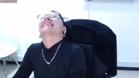 jenn online show from 10-30-25, 04:19