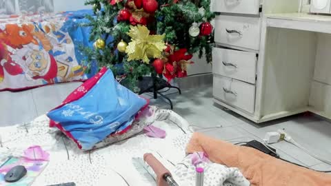 Snapshot of jenn_hot1 chatting on 12-15-24, 06:04 jenn online show from 12-15-24, 06:04