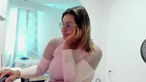 Snapshot of jenn_hot1 chatting on 01-28-25, 04:52 jenn online show from 01-28-25, 04:52