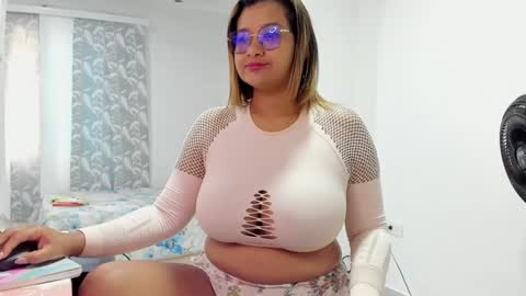 Snapshot of jenn_hot1 chatting on 01-28-25, 09:19 jenn online show from 01-28-25, 09:19