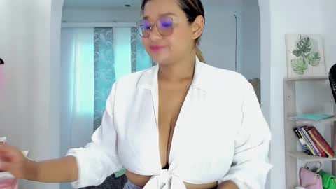 Snapshot of jenn_hot1 chatting on 03-05-25, 02:01 jenn online show from 03-05-25, 02:01