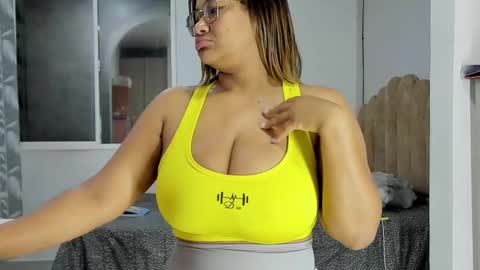 Snapshot of jenn_hot1 chatting on 03-11-25, 11:15 jenn online show from 03-11-25, 11:15