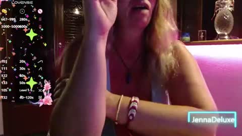 Snapshot of jennadeluxe chatting on 06-17-26, 06:42 Jenna online show from 06-17-26, 06:42