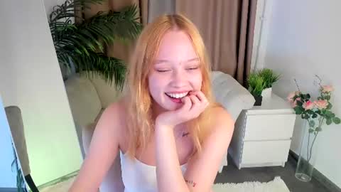 Snapshot of jennifer_shy_ chatting on 07-26-26, 11:50 Jennifer online show from 07-26-26, 11:50