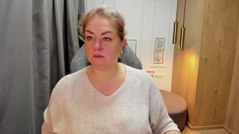 Jennifer online show from 01-20-25, 07:14