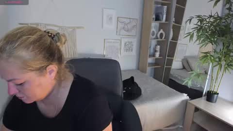 Jennifer online show from 09-22-25, 07:27