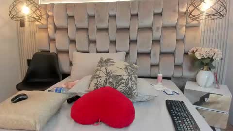 Snapshot of jennsexy_ chatting on 03-08-25, 12:00 Jennsexy  online show from 03-08-25, 12:00