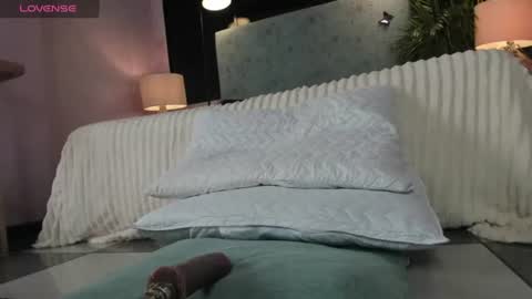 Snapshot of jessicameron chatting on 07-12-26, 02:57 JESSI AND NAOMI online show from 07-12-26, 02:57