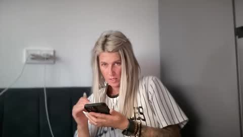 Snapshot of jessye_vega chatting on 10-20-25, 02:28 Jessye online show from 10-20-25, 02:28