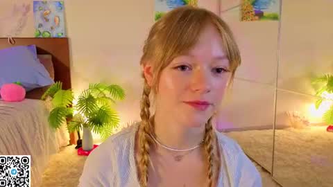 Snapshot of jewellhogan chatting on 06-15-26, 08:22 Gwen online show from 06-15-26, 08:22