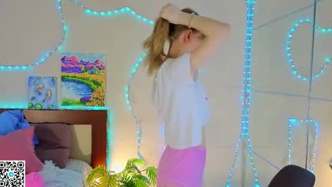 Snapshot of jewellhogan chatting on 06-18-26, 08:13 Gwen online show from 06-18-26, 08:13
