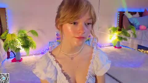 Snapshot of jewellhogan chatting on 06-20-26, 08:11 Gwen online show from 06-20-26, 08:11