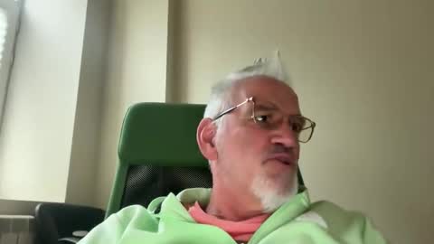 Snapshot of jewlronny chatting on 09-29-25, 12:32 jewlronny online show from 09-29-25, 12:32