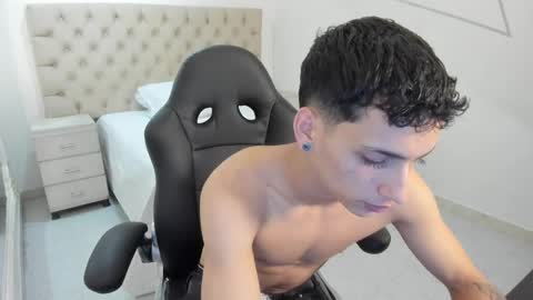 Snapshot of jhoanleandro chatting on 09-27-25, 04:28 jhoanleandro online show from 09-27-25, 04:28