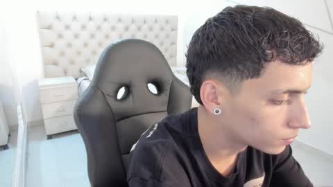 Snapshot of jhoanleandro chatting on 10-16-25, 04:57 jhoanleandro online show from 10-16-25, 04:57