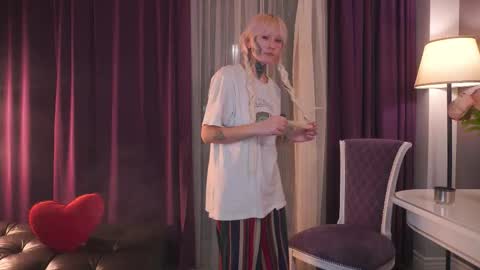 Snapshot of jillianrumple chatting on 11-18-25, 02:54 Harley online show from 11-18-25, 02:54