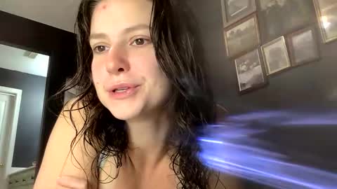 Snapshot of jlynn1997 chatting on 06-09-26, 01:01 jlynn1997 online show from 06-09-26, 01:01