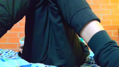 Snapshot of johan70nsexy chatting on 06-17-26, 05:36 johan70nsexy online show from 06-17-26, 05:36