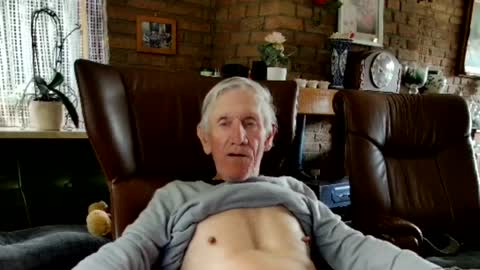 Snapshot of johan7_heet chatting on 06-15-26, 03:47 johan7 heet online show from 06-15-26, 03:47