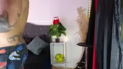 Snapshot of john_and_louis chatting on 07-08-26, 12:09 John online show from 07-08-26, 12:09