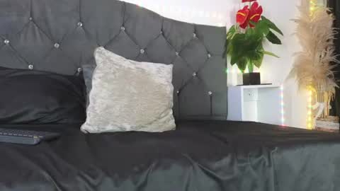 Snapshot of john_and_louis chatting on 07-19-26, 12:09 John online show from 07-19-26, 12:09