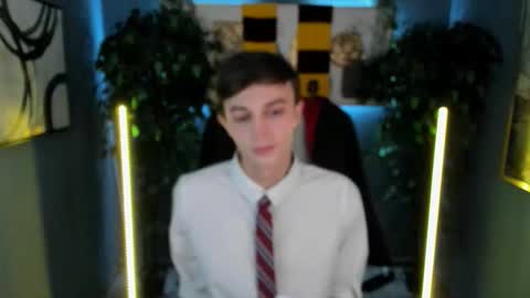 Snapshot of john_weasley chatting on 10-19-25, 06:14 John online show from 10-19-25, 06:14