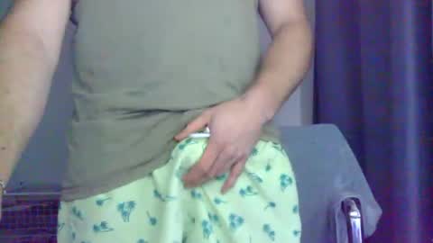 Snapshot of johnny61600 chatting on 08-07-26, 12:12 Lovenitwet69 online show from 08-07-26, 12:12