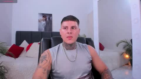 Snapshot of johny_multicum chatting on 10-25-25, 06:46 Johny online show from 10-25-25, 06:46