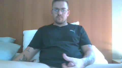 Snapshot of jonoy1995 chatting on 12-17-24, 04:12 jonoy1995 online show from 12-17-24, 04:12