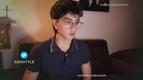 Snapshot of juancamroom chatting on 10-22-25, 10:09 . online show from 10-22-25, 10:09