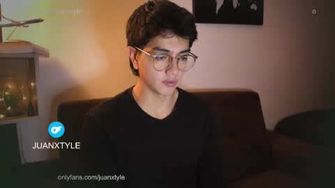 Snapshot of juancamroom chatting on 10-29-25, 02:58 . online show from 10-29-25, 02:58