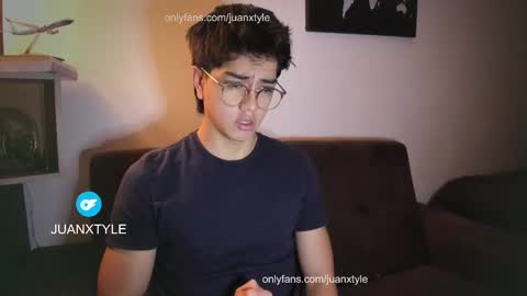 Snapshot of juancamroom chatting on 10-29-25, 09:05 . online show from 10-29-25, 09:05