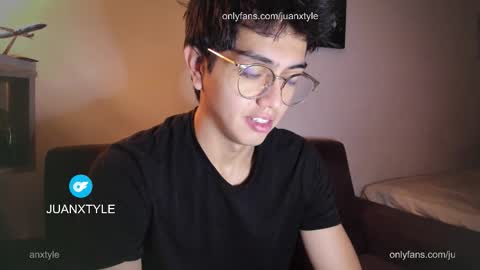 Snapshot of juancamroom chatting on 12-13-25, 09:20 . online show from 12-13-25, 09:20