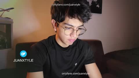 Snapshot of juancamroom chatting on 12-16-25, 06:57 . online show from 12-16-25, 06:57