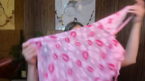 Snapshot of juanita_tay chatting on 04-05-26, 11:40 JUANITA online show from 04-05-26, 11:40