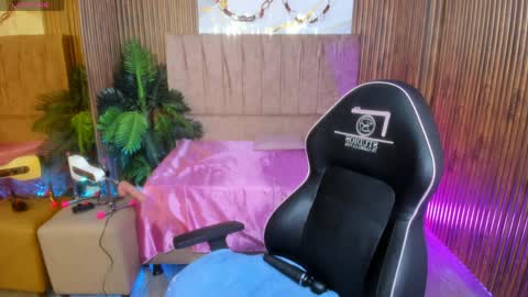 Snapshot of juanita_tay chatting on 04-07-26, 11:43 JUANITA online show from 04-07-26, 11:43