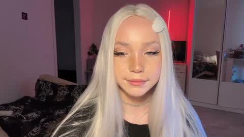 Snapshot of judiekirtley chatting on 04-10-26, 08:30 Emily online show from 04-10-26, 08:30