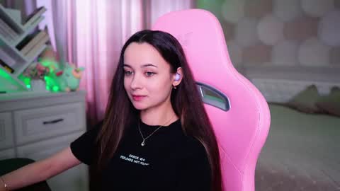 Snapshot of juicy___angel chatting on 06-18-26, 12:53 Angelina online show from 06-18-26, 12:53