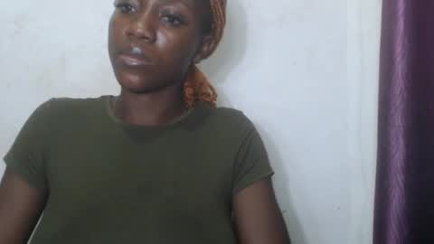 Snapshot of juicyberryx chatting on 06-08-26, 01:28 queen online show from 06-08-26, 01:28