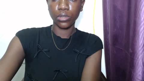 Snapshot of juicyberryx chatting on 06-20-26, 03:15 queen online show from 06-20-26, 03:15