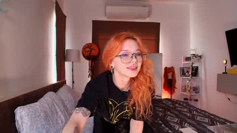 Snapshot of juicyshow chatting on 10-15-25, 01:06 Hiya Im your sweet Lia online show from 10-15-25, 01:06