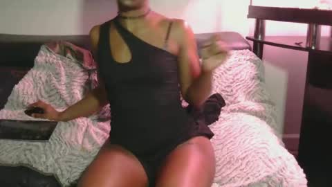 Snapshot of juiicybee chatting on 02-03-25, 02:03 Juiicy Bunns online show from 02-03-25, 02:03