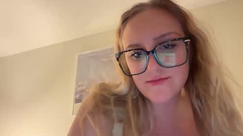 Snapshot of jujubebe000 chatting on 04-12-26, 02:49 Julief online show from 04-12-26, 02:49