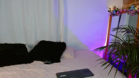 Snapshot of jules_n_gia chatting on 01-05-25, 11:01 Jules and Gia online show from 01-05-25, 11:01