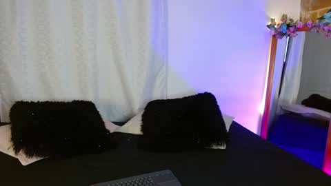 Snapshot of jules_n_gia chatting on 01-10-25, 11:43 Jules and Gia online show from 01-10-25, 11:43