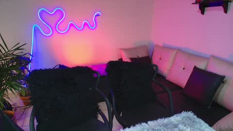 Snapshot of jules_n_gia chatting on 01-28-25, 02:31 Jules and Gia online show from 01-28-25, 02:31