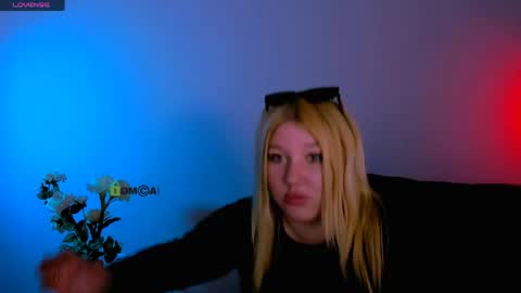 Snapshot of juli_kisss chatting on 06-10-26, 10:25 juli kisss online show from 06-10-26, 10:25
